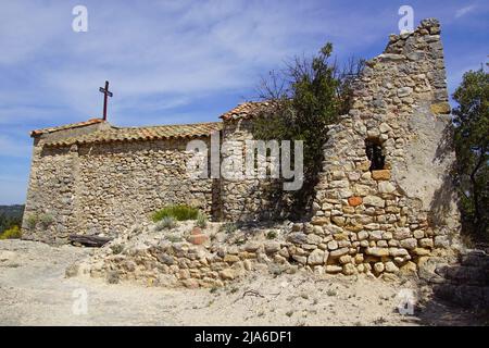 Gréoux-les-Bains, Francia - 1 maggio 2022: Cappella Notre-Dame des aufs nel Parco Naturale Regionale del Verdon. Foto Stock