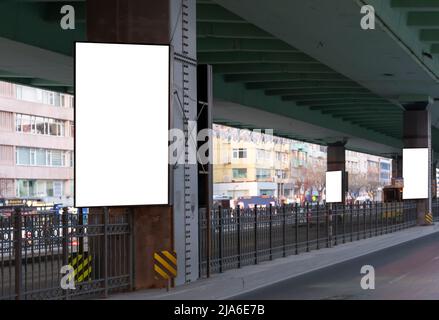 affissioni bianche sulla strada della città, vista frontale Foto Stock