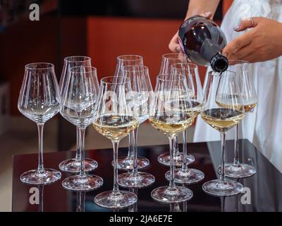 versare champagne o vino per un brindisi in un'atmosfera celebrativa con bicchieri di champagne o vino Foto Stock