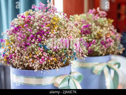 Gypsofila arcobaleno, di colore diverso. Bel bouquet di fiori misti in una scatola. Negozio di fiori. Foto Stock