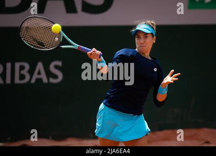 Danka Kovinic del Montenegro in azione contro Anna Karolina Schmiedlova della Croazia durante il secondo round del Roland-Garros 2022, torneo di tennis Grand Slam il 26 maggio 2022 allo stadio Roland-Garros di Parigi, Francia - Foto: Rob Prange/DPPI/LiveMedia Foto Stock