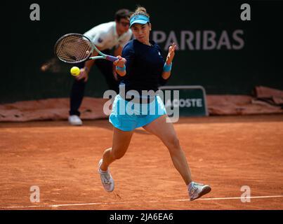 Danka Kovinic del Montenegro in azione contro Anna Karolina Schmiedlova della Croazia durante il secondo round del Roland-Garros 2022, torneo di tennis Grand Slam il 26 maggio 2022 allo stadio Roland-Garros di Parigi, Francia - Foto: Rob Prange/DPPI/LiveMedia Foto Stock