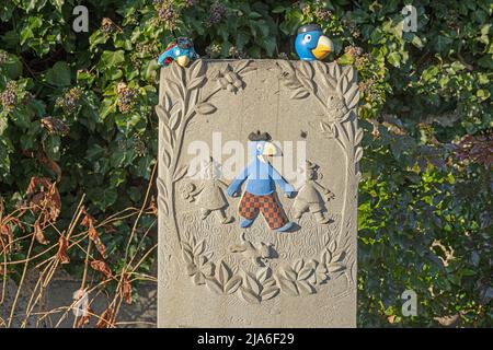 Lapide di Robert Lips con figura Globi, cimitero di Enzenbühl, Zurigo, Svizzera Foto Stock