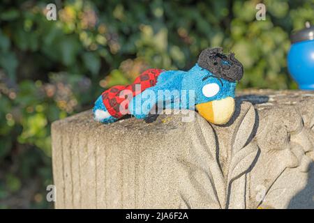 Lapide di Robert Lips con figura Globi, cimitero di Enzenbühl, Zurigo, Svizzera Foto Stock