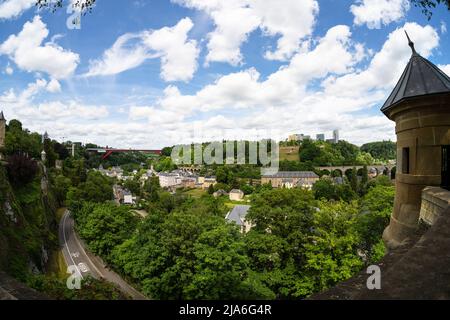 Lussemburgo, maggio 2022. Lussemburgo città, maggio 2022. Vista panoramica della città bassa con il moderno quartiere Européen sullo sfondo Foto Stock