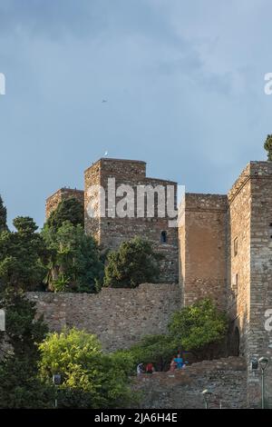 Malaga Spagna - 09 15 2021: Vista presso la torre laterale Malaga Alcazaba edificio e fortezza e percorso pedonale con i turisti visitare e passeggiare Foto Stock