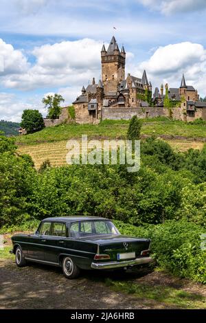 Cochem, Renania-Palatinato, Germania - 21 maggio 2022: Il Cochem Reichsburg (Castello imperiale Cochem) su una collina sopra il fiume Mosella. Foto Stock