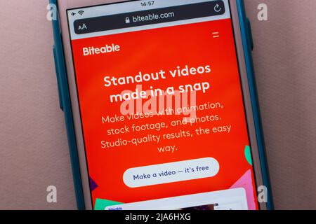 Kumamoto, GIAPPONE - Feb 3 2021 : il sito web di Bitable, una piattaforma video di avvio che fa per creare video utilizzando modelli, su iPhone. Foto Stock