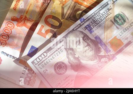 Banconote da 100 dollari USA vicino a 50 euro e 5000 rubli russi. Monete del mondo. Euro trading con dollaro e rublo russo. Foto Stock