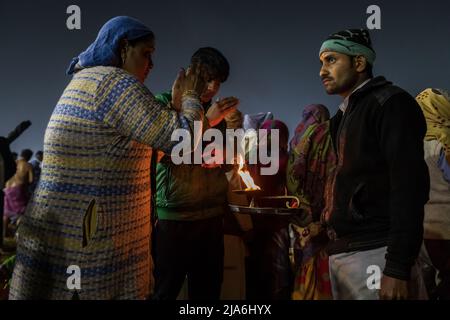 Prayagraj, Uttar Pradesh, India. 1st Feb 2019. Un devoto esegue una 'puja', un rituale eseguito dagli indù come culto alle divinità e agli dei, con fuoco dopo il bagno santo durante il Kumbh Mela. Ogni dodici anni, milioni di devoti indù iniziano un massiccio pellegrinaggio verso il più sacro dei festival indiani: Il Kumbha Mela, che si svolge a Prayagraj, un luogo considerato particolarmente propizio perché è alla confluenza del Gange, Yamuna e il mitico Saraswati. Si stima che nel 2019, 120 milioni di persone hanno partecipato al recinto sacro nel corso di un mese e un'ora Foto Stock