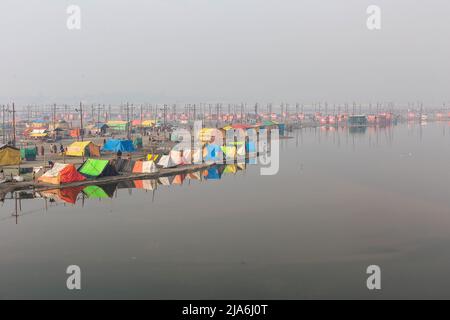 Prayagraj, Uttar Pradesh, India. 1st Feb 2019. Parte della città costruita sulle rive del fiume Ganges santo dove i pellegrini soggiornano durante il festival Kumbh Mela. Ogni dodici anni, milioni di devoti indù iniziano un massiccio pellegrinaggio verso il più sacro dei festival indiani: Il Kumbha Mela, che si svolge a Prayagraj, un luogo considerato particolarmente propizio perché è alla confluenza del Gange, Yamuna e il mitico Saraswati. Si stima che nel 2019 120 milioni di persone hanno partecipato alla sacra recinzione nel corso di un mese e mezzo. Questi numeri, equivalenti Foto Stock