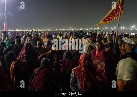 Prayagraj, Uttar Pradesh, India. 1st Feb 2019. Una folla di pellegrini si prepara a fare il bagno durante la notte sulle acque del fiume Ganges durante il festival Kumbh Mela. Ogni dodici anni, milioni di devoti indù iniziano un massiccio pellegrinaggio verso il più sacro dei festival indiani: Il Kumbha Mela, che si svolge a Prayagraj, un luogo considerato particolarmente propizio perché è alla confluenza del Gange, Yamuna e il mitico Saraswati. Si stima che nel 2019 120 milioni di persone hanno partecipato alla sacra recinzione nel corso di un mese e mezzo. Questo numero Foto Stock