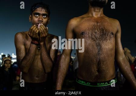 Prayagraj, Uttar Pradesh, India. 1st Feb 2019. I devoti lasciano le acque del fiume Ganges dopo il bagno santo durante il festival Kumbh Mela. Ogni dodici anni, milioni di devoti indù iniziano un massiccio pellegrinaggio verso il più sacro dei festival indiani: Il Kumbha Mela, che si svolge a Prayagraj, un luogo considerato particolarmente propizio perché è alla confluenza del Gange, Yamuna e il mitico Saraswati. Si stima che nel 2019 120 milioni di persone hanno partecipato alla sacra recinzione nel corso di un mese e mezzo. Questi numeri, equivalenti alla popola totale Foto Stock