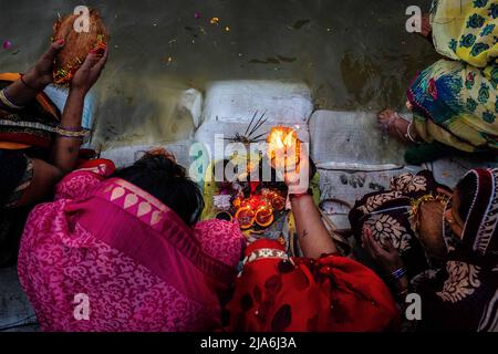 Prayagraj, Uttar Pradesh, India. 1st Feb 2019. I pellegrini danno offerte alle acque del fiume santo Gange durante il Kumbh Mela. Ogni dodici anni, milioni di devoti indù iniziano un massiccio pellegrinaggio verso il più sacro dei festival indiani: Il Kumbha Mela, che si svolge a Prayagraj, un luogo considerato particolarmente propizio perché è alla confluenza del Gange, Yamuna e il mitico Saraswati. Si stima che nel 2019 120 milioni di persone hanno partecipato alla sacra recinzione nel corso di un mese e mezzo. Questi numeri, equivalenti alla popolazione totale di Japa Foto Stock