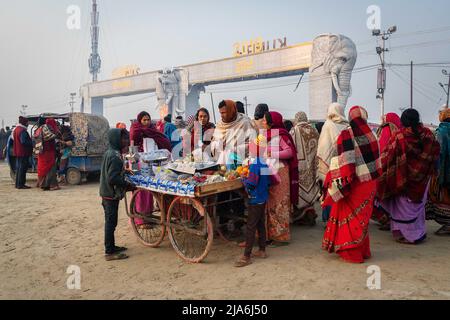 Prayagraj, Uttar Pradesh, India. 2nd Feb 2019. I pellegrini acquistano cibo su una bancarella di strada in uno degli ingressi per il festival Kumbh Mela. Ogni dodici anni, milioni di devoti indù iniziano un massiccio pellegrinaggio verso il più sacro dei festival indiani: Il Kumbha Mela, che si svolge a Prayagraj, un luogo considerato particolarmente propizio perché è alla confluenza del Gange, Yamuna e il mitico Saraswati. Si stima che nel 2019 120 milioni di persone hanno partecipato alla sacra recinzione nel corso di un mese e mezzo. Questi numeri, equivalenti alla popolazione totale di J Foto Stock