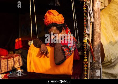 Prayagraj, Uttar Pradesh, India. 2nd Feb 2019. Un sadhu che si è impegnato a non sedersi mai, passa fuori sul suo swing al festival di Kumbh Mela. Ogni dodici anni, milioni di devoti indù iniziano un massiccio pellegrinaggio verso il più sacro dei festival indiani: Il Kumbha Mela, che si svolge a Prayagraj, un luogo considerato particolarmente propizio perché è alla confluenza del Gange, Yamuna e il mitico Saraswati. Si stima che nel 2019 120 milioni di persone hanno partecipato alla sacra recinzione nel corso di un mese e mezzo. Questi numeri, equivalenti alla popolazione totale di Ja Foto Stock