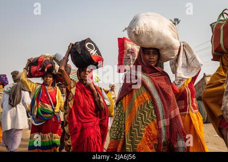 Prayagraj, Uttar Pradesh, India. 2nd Feb 2019. I pellegrini arrivano al festival di Kumbh Mela. Ogni dodici anni, milioni di devoti indù iniziano un massiccio pellegrinaggio verso il più sacro dei festival indiani: Il Kumbha Mela, che si svolge a Prayagraj, un luogo considerato particolarmente propizio perché è alla confluenza del Gange, Yamuna e il mitico Saraswati. Si stima che nel 2019 120 milioni di persone hanno partecipato alla sacra recinzione nel corso di un mese e mezzo. Questi numeri, equivalenti alla popolazione totale del Giappone, e 40 volte il numero di pellegrini che Foto Stock