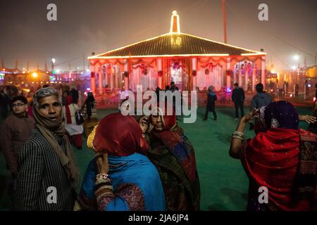 9 aprile 2019, Prayagraj, Utttar Pradesh, India: I pellegrini camminano intorno alla città pop-up costruita sulle rive del fiume Gange durante il Kumbh Mela. Ogni dodici anni, milioni di devoti indù iniziano un massiccio pellegrinaggio verso il più sacro dei festival indiani: Il Kumbha Mela, che si svolge a Prayagraj, un luogo considerato particolarmente propizio perché è alla confluenza del Gange, Yamuna e il mitico Saraswati. Si stima che nel 2019 120 milioni di persone hanno partecipato alla sacra recinzione nel corso di un mese e mezzo. Questi numeri, equivalenti al popolato totale Foto Stock