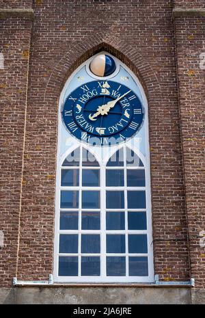 Arnemuiden, provincia Zeeland, Paesi Bassi, 21.05.2022, un orologio astronomico marea del 16th secolo sulla torre della chiesa riformata di Arnemui Foto Stock