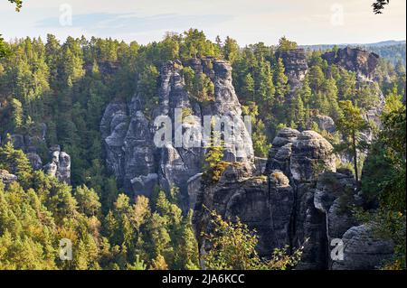 Camminando nelle rocce di Bastei, Germania Foto Stock