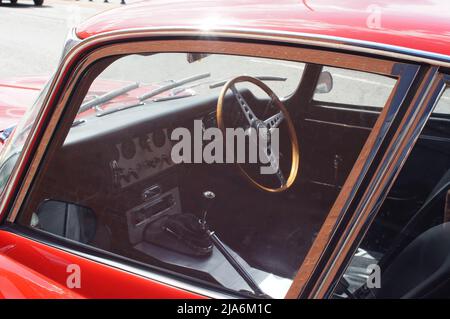 Guardando gli interni di un'auto sportiva Jaguar MK1 e-Type rossa Foto Stock