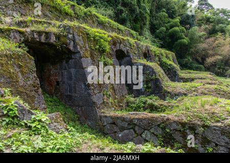 Rovine di raffineria di Shimizudani (rovine di Smelleder) in giornata nuvolosa, miniera d'argento di Iwami Ginzan, Shimane. Si è sviluppata nel 1894. Foto Stock