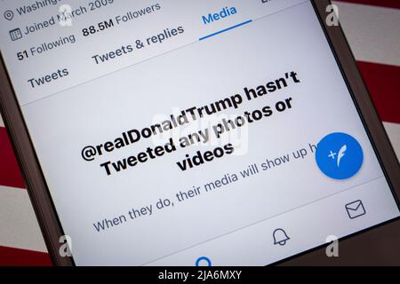 Kumamoto, GIAPPONE - Feb 15 2021 : vietato Donald Trump account Twitter (realDonaldTrump) su iPhone con bandiera degli Stati Uniti. L'account viene sospeso in modo permanente Foto Stock