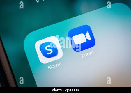 Kumamoto, Giappone - Febbraio 16 2021 : Skype (applicazione per telecomunicazioni specializzata in chat video, chiamate vocali e chat) con l'applicazione Zoom su iPhone Foto Stock