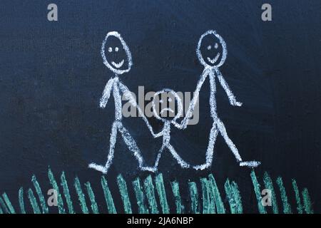 disegno felice genitori omosessuali con bambino infelice nella famiglia su un bordo del gesso. Foto Stock