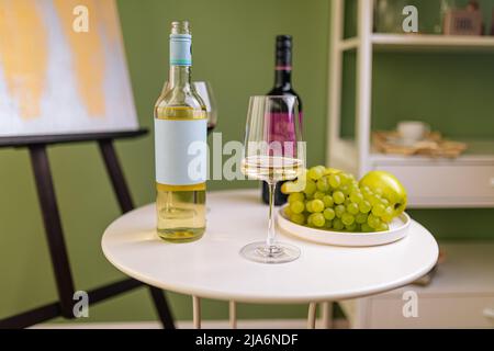 Bottiglie e bicchieri di vino bianco e rosso Foto Stock