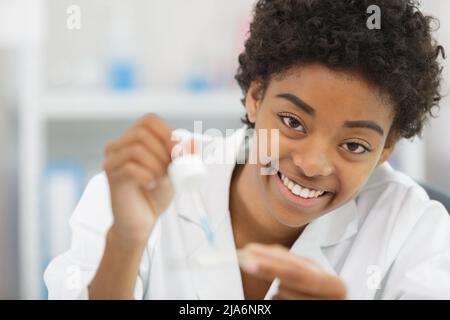 ritratto di scienziato femminile con contagocce per pipette Foto Stock