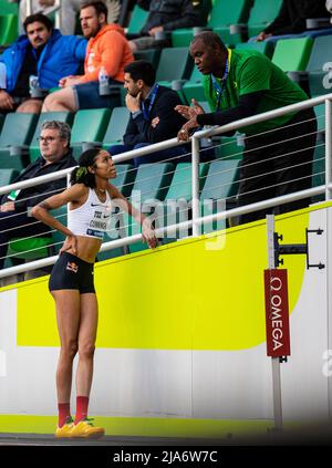 Eugene O USA. 27th maggio 2022. Vashti Cunningham parla con suo padre e allenatore, veterano della NFL quarterback Randell Cunningham durante il Nike Prefontaine Classic Night Meet. Vashti si posiziona secondo nel salto in alto a Hayward Field Eugene, O Thurman James/CSM/Alamy Live News Foto Stock