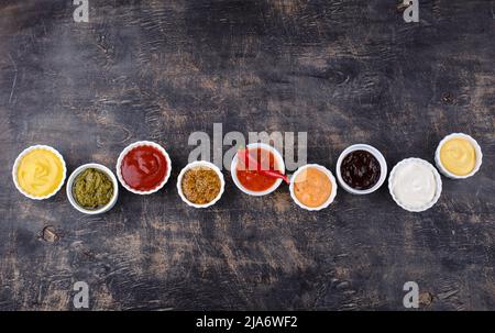 Set di salse diverse. Ketchup, senape e maionese Foto Stock