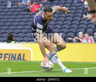 Londra, Regno Unito. 28th maggio 2022. Craig Hall #4 di Featherstone Rovers passa per una prova e fa il punteggio 6-6 durante il primo semestre a Londra, Regno Unito il 5/28/2022. (Foto di James Heaton Via/News Images/Sipa USA) Credit: Sipa USA/Alamy Live News Foto Stock