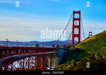 Golden Gate Bridge ingresso nord attraverso le colline Foto Stock