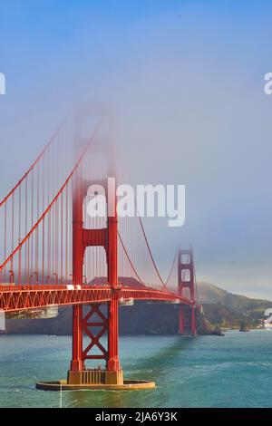 Golden Gate Bridge a San Francisco da sud-est con la cima coperta di flog Foto Stock