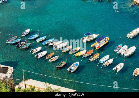 Veduta aerea di un gruppo di piccole imbarcazioni ormeggiate nel porto dell'antico borgo di Vernazza, Parco Nazionale delle cinque Terre, la Spezia, Liguria, Italia Europa Foto Stock