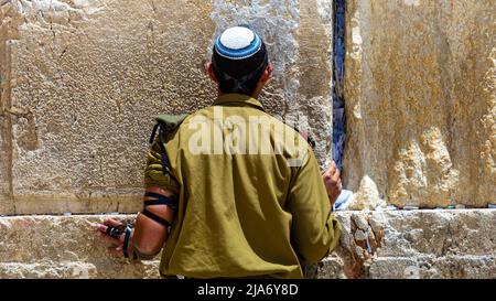 Un soldato israeliano prega al Muro Occidentale Foto Stock