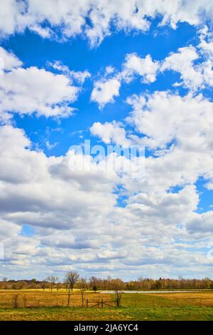 Bella giornata nuvolosa nella campagna del Midwest Foto Stock