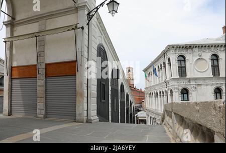 Le persiane del negozio sono chiuse sul ponte di rialto dell'Isola di Venezia, in Italia, di solito affollate ma ora prive di gente durante il terribile blocco causato dal decor Foto Stock