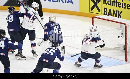 Tampere, Finlandia. 28th maggio 2022. Nate Schmidt (non raffigurato) degli Stati Uniti segna il primo goal durante le semifinali dell'IIHF Ice Hockey World Championship 2022 in Finlandia contro USA, Tampere, Finlandia, 28 maggio 2022. Credit: Michal Kamaryt/CTK Photo/Alamy Live News Foto Stock