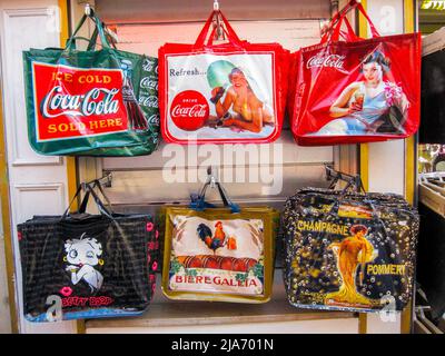 Parigi, Francia, Montmartre, Shopping, Negozi turistici, Borse per le mani sul display Foto Stock