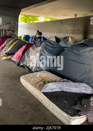 Parigi, Francia, campo tende migranti sotto l'autostrada Peripherique, vicino porte de la Villette, povertà Francia, campi per immigrati, immigrazione francia Foto Stock