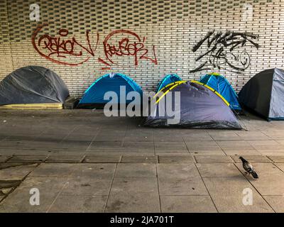 Parigi, Francia, il campo delle tende dei migranti sotto l'autostrada Peripherique, vicino a porte de la Villette, migrazione, campi degli immigrati, immigrazione francia Foto Stock