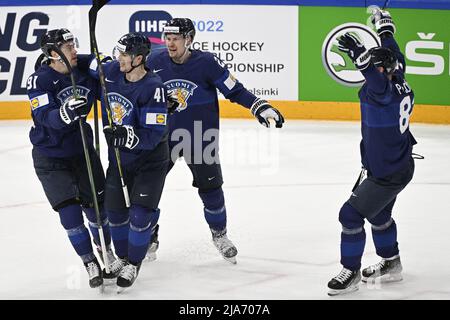 Tampere, Finlandia. 28th maggio 2022. Miro Heiskanen della Finlandia (seconda a sinistra) celebra il traguardo durante la partita 2022 delle semifinali dell'IIHF Ice Hockey World Championship in Finlandia contro USA, 28 maggio 2022, Tampere, Finlandia. Credit: Michal Kamaryt/CTK Photo/Alamy Live News Foto Stock