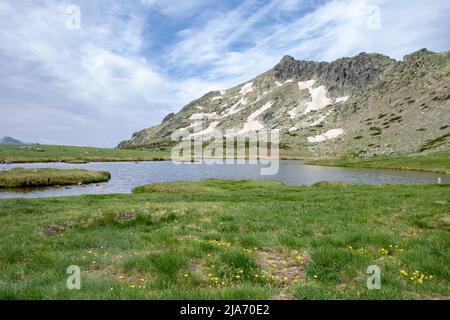 fotografia di una laguna naturale protetta accanto alla cima di peñalara, la montagna più alta della comunità di madrid, in spagna Foto Stock