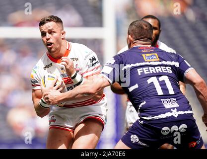 Kai o'Donnell di Leigh Centurions affrontato da Brett Ferres di Featherstone Rovers durante la finale della AB Sundecks 1895 Cup al Tottenham Hotspur Stadium di Londra. Data foto: Sabato 28 maggio 2022. Foto Stock