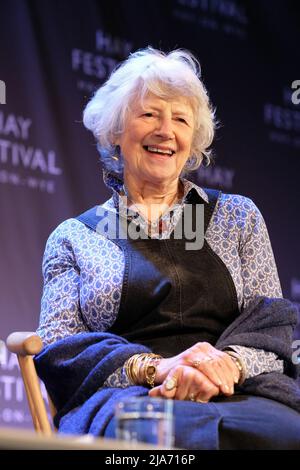 Hay Festival, Hay on Wye, Wales, UK – Sabato 28th Maggio 2022 – Carmen Callil fondatore di Virago Talking Eparations sul palco durante il terzo giorno di quest'anno Hay Festival – Photo Steven May / Alamy Live News Foto Stock