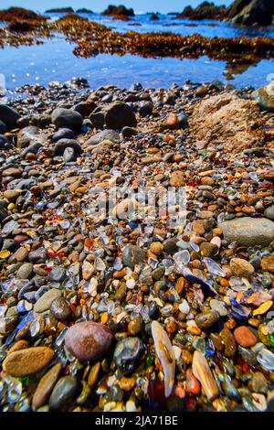 Dettaglio di pezzi di vetro lucenti e colorati su Glass Beach in California Foto Stock