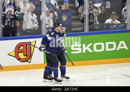 Tampere, Finlandia. 28th maggio 2022. Da destra Sakari Manninen, Mikko Lehtonen di Finlandia festeggia il traguardo durante le semifinali del Campionato Mondiale di hockey su ghiaccio 2022 dell'IIHF, che si disputano tra Finlandia e USA, 28 maggio 2022, Tampere, Finlandia. Credit: Michal Kamaryt/CTK Photo/Alamy Live News Foto Stock